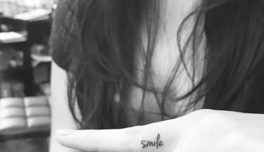 Arte de tatuaje mínimo de Jonboy, quien tatuó a Kendall Jenner