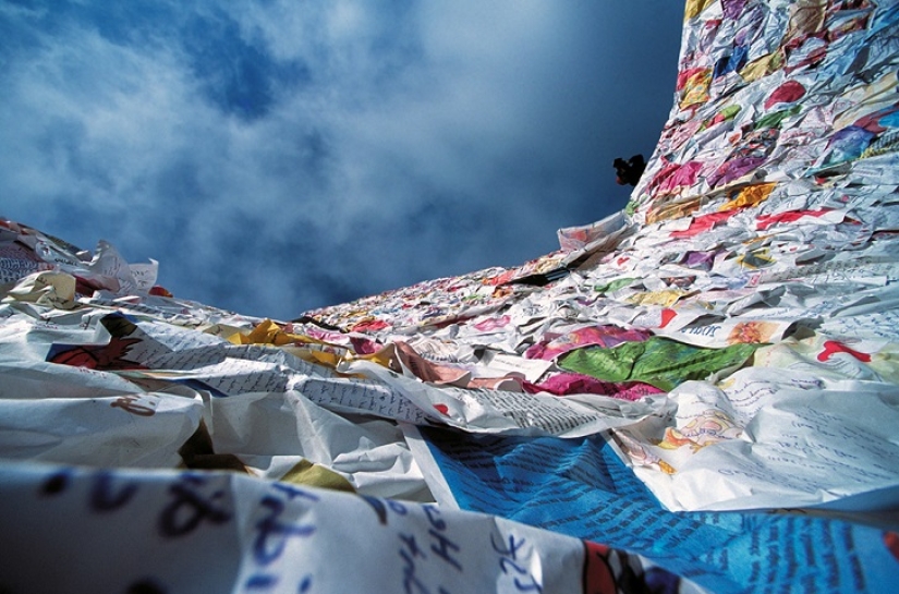 Artist Ha Schult wrapped the former Berlin post office with thousands of love letters Artist Ha Schult wrapped the former Berlin post office with thousands of love letters