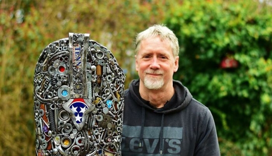 Artista autodidacta crea impresionantes esculturas a partir de materiales reciclados