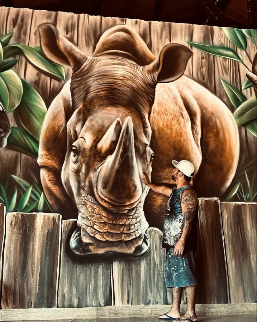 Artista callejero continúa pintando retratos en paredes junto a árboles que también sirven como cabello