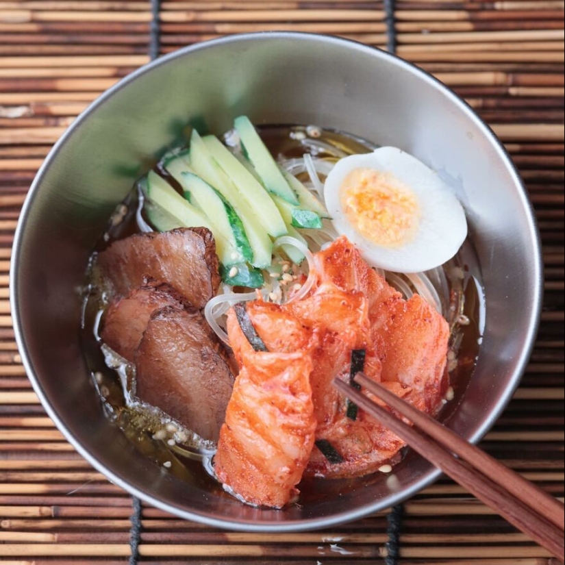 Artista crea una ilusión con sus réplicas de alimentos realistas