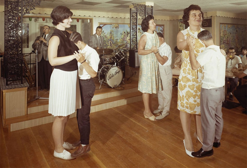 Artista polaco se burló de viejas fotos americanas... y los mejoró