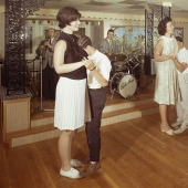 Artista polaco se burló de viejas fotos americanas... y los mejoró