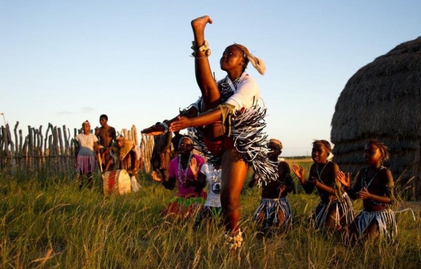 Asistente debajo de la cama y la noche con la tía de la novia: extrañas tradiciones matrimoniales de las tribus africanas Asistente debajo de la cama y la noche con la tía de la novia: extrañas tradiciones matrimoniales de las tribus africanas