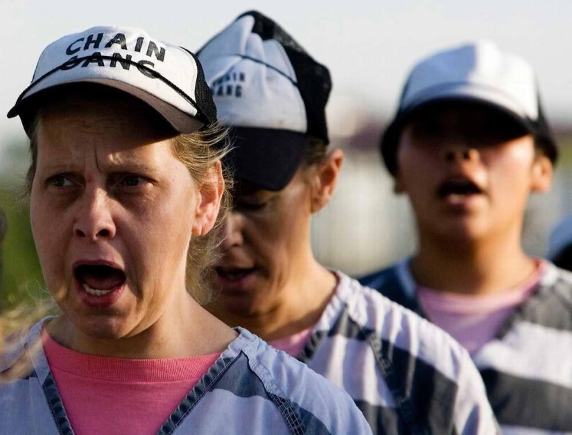 Atadas en una cadena: prisionera la vida cotidiana de las prisioneras en una de las prisiones de EE.UU.