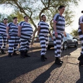 Atadas en una cadena: prisionera la vida cotidiana de las prisioneras en una de las prisiones de EE.UU.