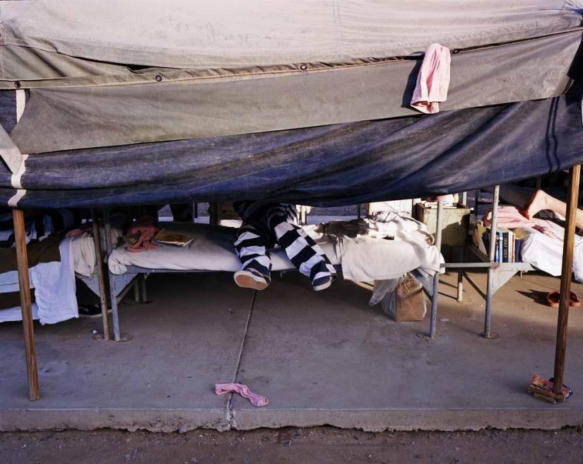 Atadas en una cadena: prisionera la vida cotidiana de las prisioneras en una de las prisiones de EE.UU.