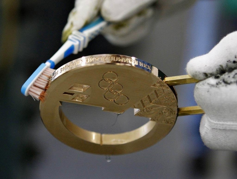 Atesorados 535 gramos: cómo se fabrican las medallas olímpicas