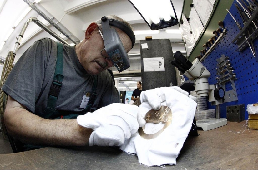 Atesorados 535 gramos: cómo se fabrican las medallas olímpicas