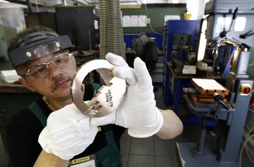 Atesorados 535 gramos: cómo se fabrican las medallas olímpicas