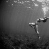 Bajo el agua con Mika Kamara