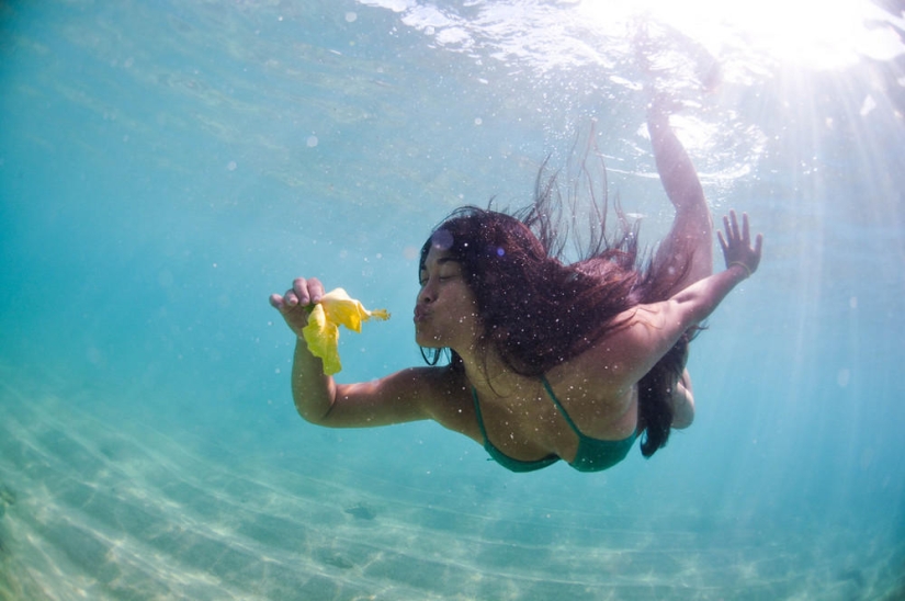 Bajo el agua con Mika Kamara