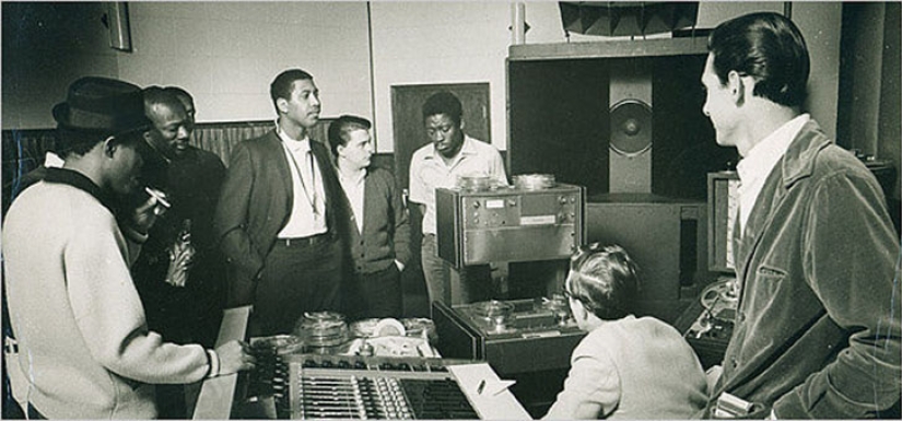 "Bananas in the ears": how modern headphones appeared "Bananas in the ears": how modern headphones appeared