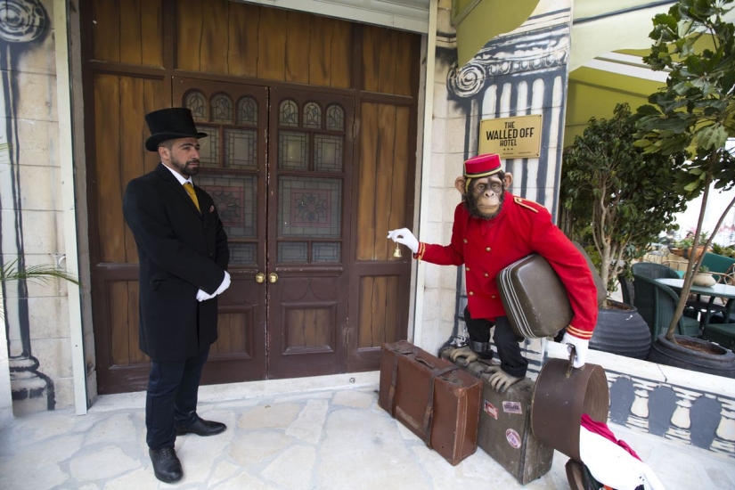 Banksy abrió un hotel con la "peor vista del mundo": el muro entre Israel y Palestina Banksy abrió un hotel con la "peor vista del mundo": el muro entre Israel y Palestina