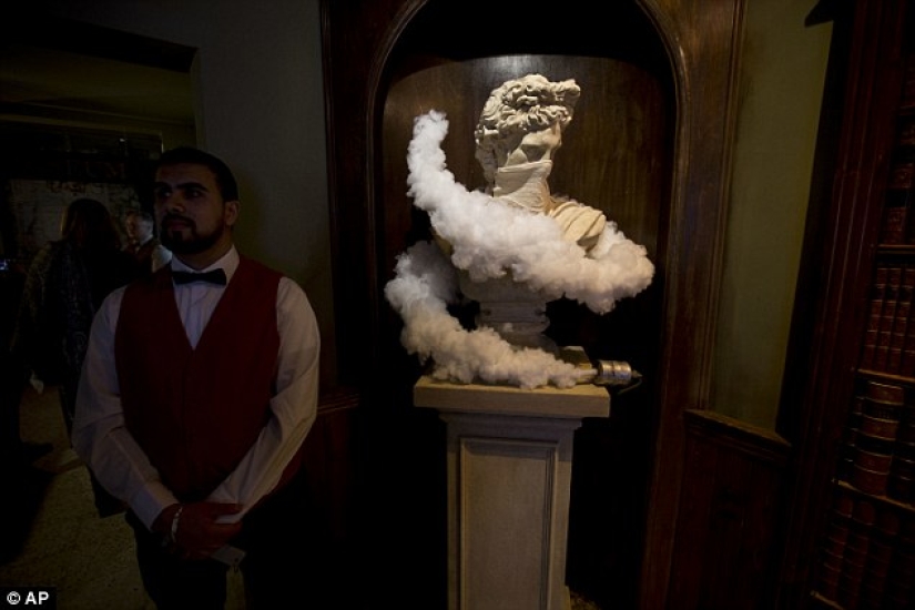 Banksy opened a hotel with the "worst view in the world" — the wall between Israel and Palestine Banksy opened a hotel with the "worst view in the world" — the wall between Israel and Palestine