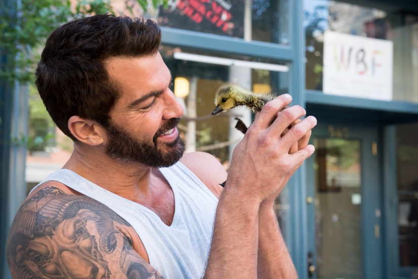 Beautiful men and the animals they saved. The sweetness is extraordinary! Beautiful men and the animals they saved. The sweetness is extraordinary!