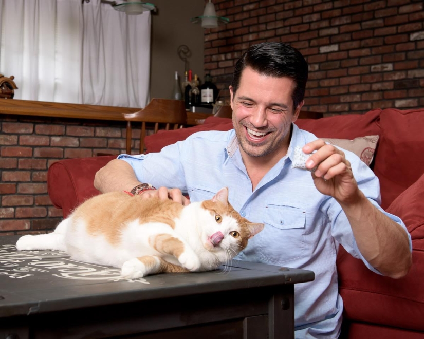 Beautiful men and the animals they saved. The sweetness is extraordinary! Beautiful men and the animals they saved. The sweetness is extraordinary!