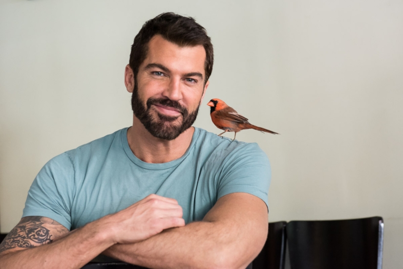 Beautiful men and the animals they saved. The sweetness is extraordinary! Beautiful men and the animals they saved. The sweetness is extraordinary!