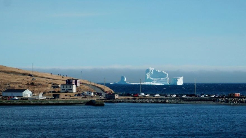 Because of a huge iceberg, kilometer-long traffic jams are gathering in a Canadian village