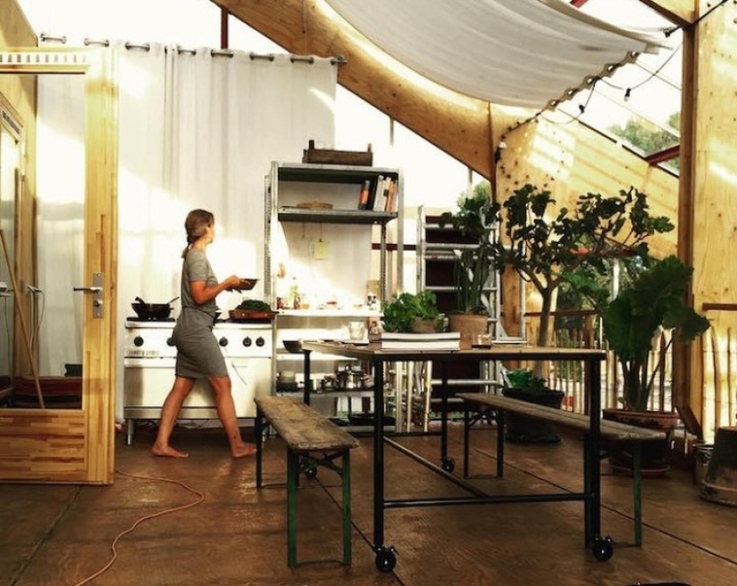 Beds between rooms: the family settled in a greenhouse house for three years
