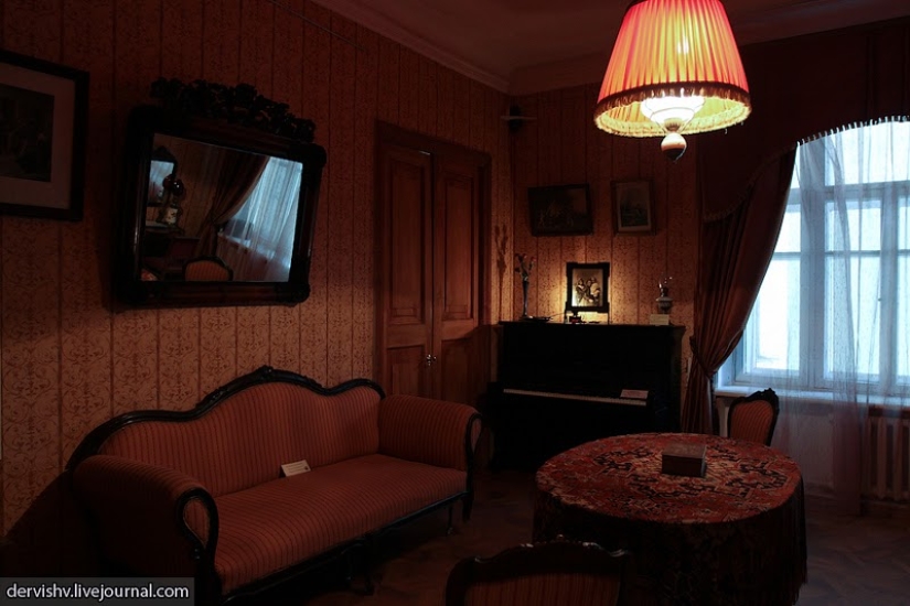 Behemoth, Annushka y otros habitantes del "apartamento malo"