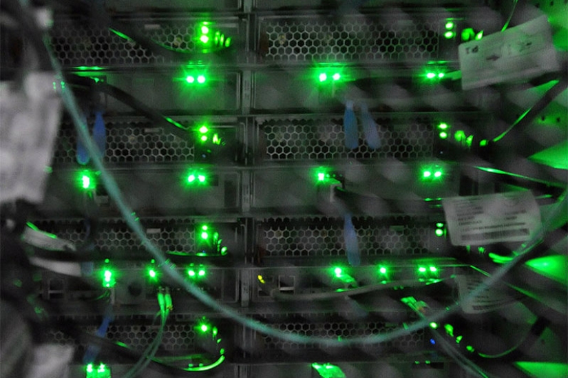 Behind seven locks: How a hosting and cloud services provider works