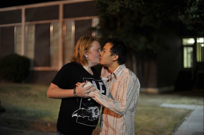 Besos de amigos y extraños