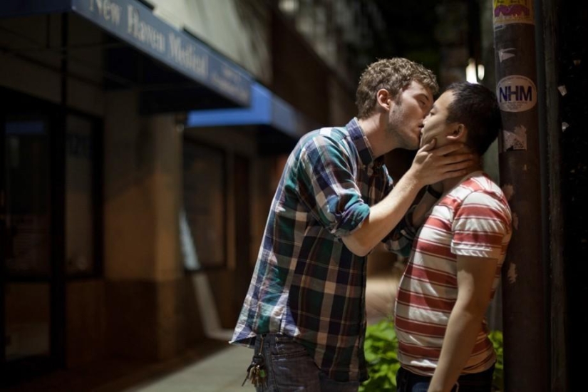 Besos de amigos y extraños