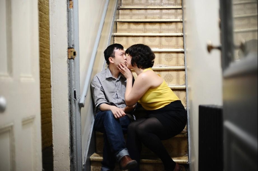 Besos de amigos y extraños