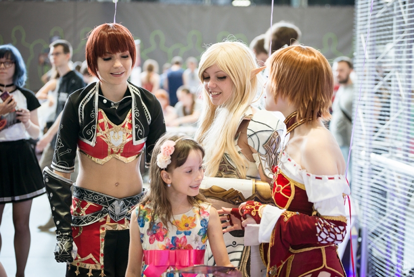 Bicho raro con la letra "g": Convención de cómics geeks Mossow Bicho raro con la letra "g": Convención de cómics geeks Mossow