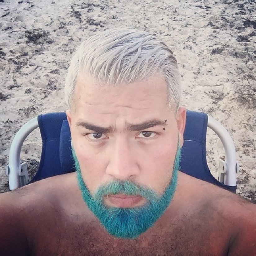 Blue beard: Male mermaids dye their beards different colors Blue beard: Male mermaids dye their beards different colors