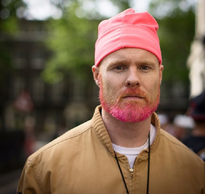 Blue beard: Male mermaids dye their beards different colors Blue beard: Male mermaids dye their beards different colors