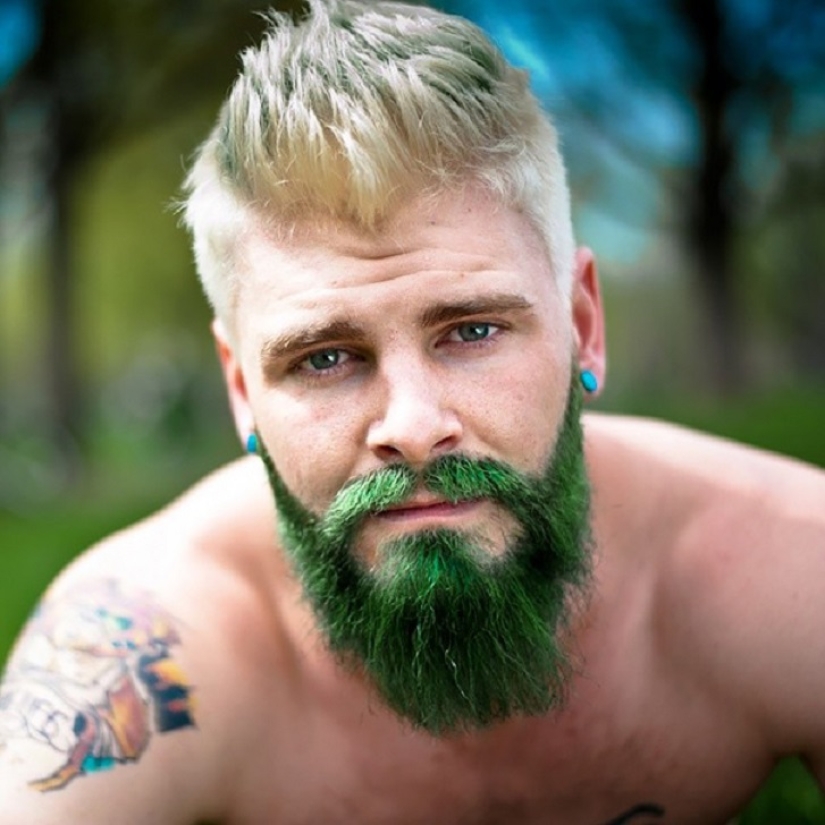 Blue beard: Male mermaids dye their beards different colors Blue beard: Male mermaids dye their beards different colors