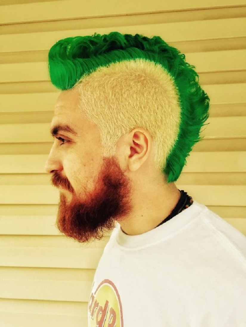 Blue beard: Male mermaids dye their beards different colors Blue beard: Male mermaids dye their beards different colors