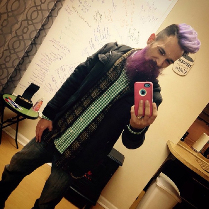 Blue beard: Male mermaids dye their beards different colors Blue beard: Male mermaids dye their beards different colors