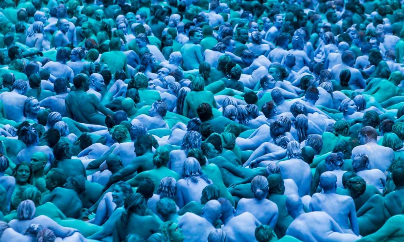 Blue naked ocean: thousands of Britons undressed, painted their bodies blue and went for a walk