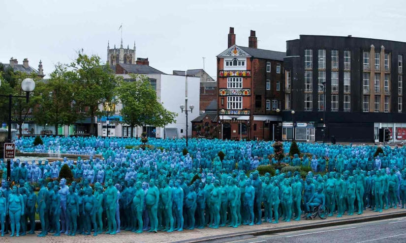 Blue naked ocean: thousands of Britons undressed, painted their bodies blue and went for a walk