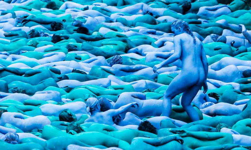 Blue naked ocean: thousands of Britons undressed, painted their bodies blue and went for a walk
