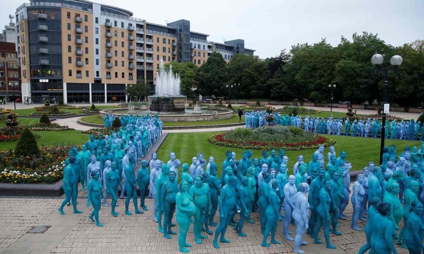 Blue naked ocean: thousands of Britons undressed, painted their bodies blue and went for a walk
