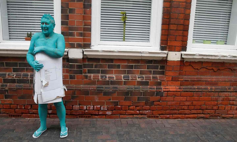 Blue naked ocean: thousands of Britons undressed, painted their bodies blue and went for a walk