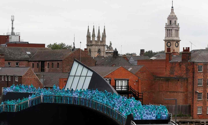 Blue naked ocean: thousands of Britons undressed, painted their bodies blue and went for a walk