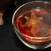 Bolsitas de té que se convierten en peces de colores en una taza
