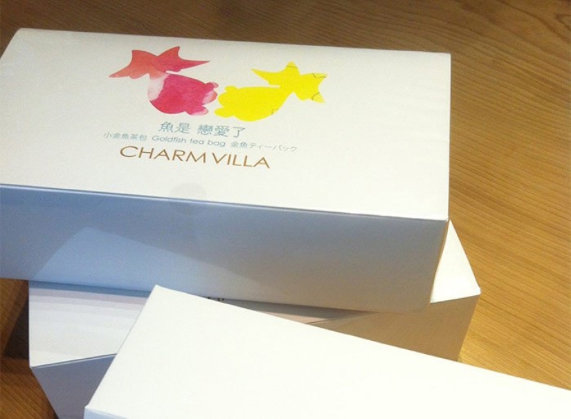 Bolsitas de té que transforman una taza ordinaria en un acuario con un pez dorado