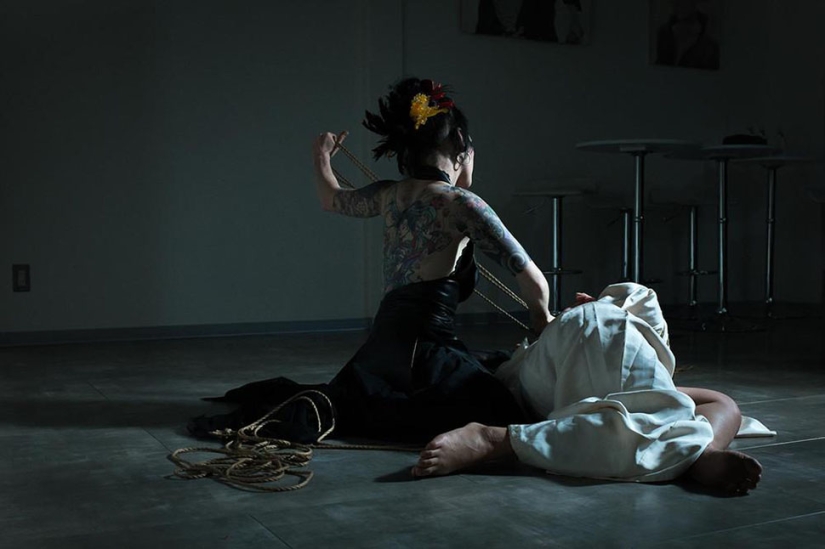Bondage in Japanese: an Australian woman conquers the scene of a forbidden show in the Land of the Rising Sun