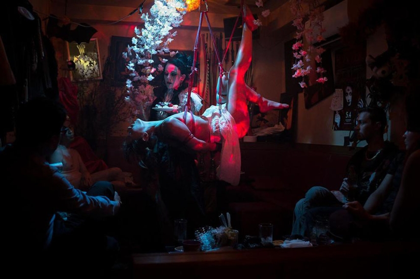 Bondage in Japanese: an Australian woman conquers the scene of a forbidden show in the Land of the Rising Sun