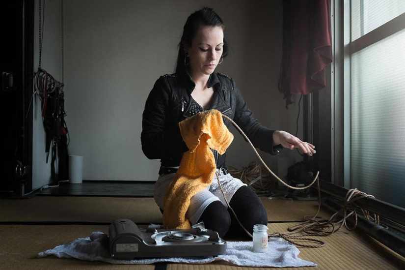 Bondage in Japanese: an Australian woman conquers the scene of a forbidden show in the Land of the Rising Sun