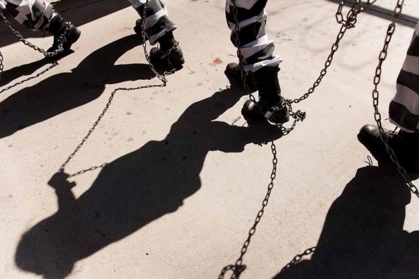 Bound in one chain: prisoner everyday life of female prisoners in one of the US prisons