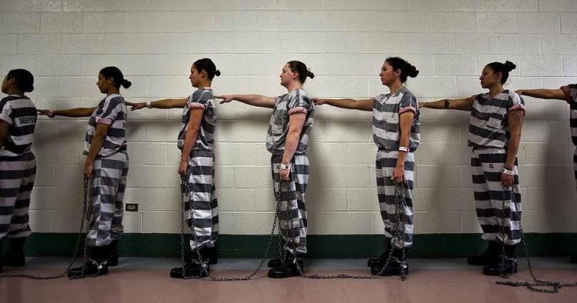 Bound in one chain: prisoner everyday life of female prisoners in one of the US prisons