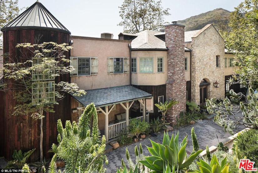 Brave offer: Mel Gibson sells "medieval" estate for $21 million