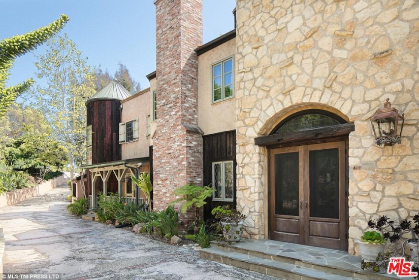 Brave offer: Mel Gibson sells "medieval" estate for $21 million